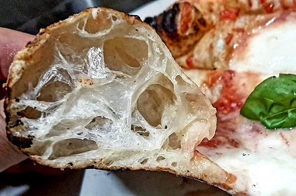 Pizza ad alta idratazione: fenomenologia della pizza cruda