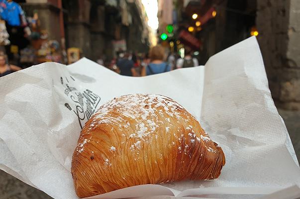 Sfogliatelle a Napoli: guida alle 10 migliori, tra pasticcerie storiche e emergenti