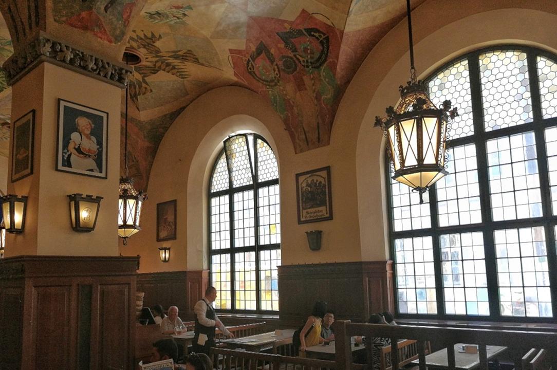 Hofbräuhaus: com’è mangiare nella birreria più famosa di Monaco