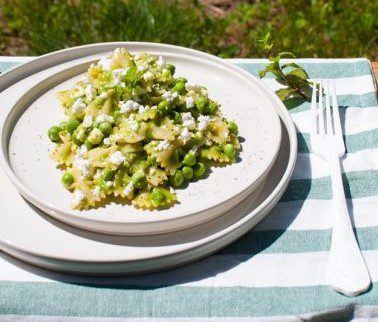 Pasta fredda con piselli e feta