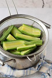 Scottare le zucchine per 5 minuti e scolatele in acqua fredda.