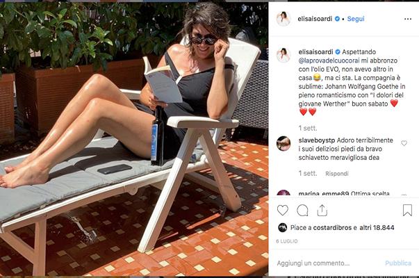 Elisa Isoardi si abbronza con l’olio d’oliva, polemica social