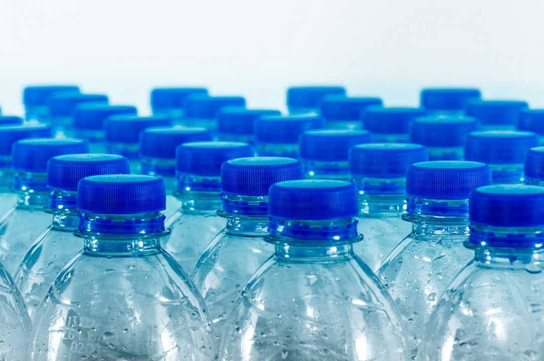 Acqua in plastica: in 10 anni vendute dieci miliardi di bottiglie