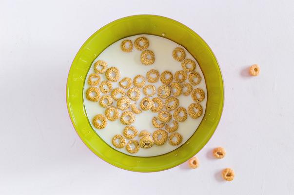 Cereali (per colazione): millenials abbandonano, si punta su bambini e anziani