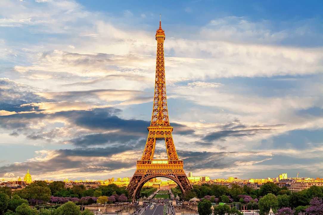 Parigi: imbottigliato  per la prima volta il vino della Torre Eiffel