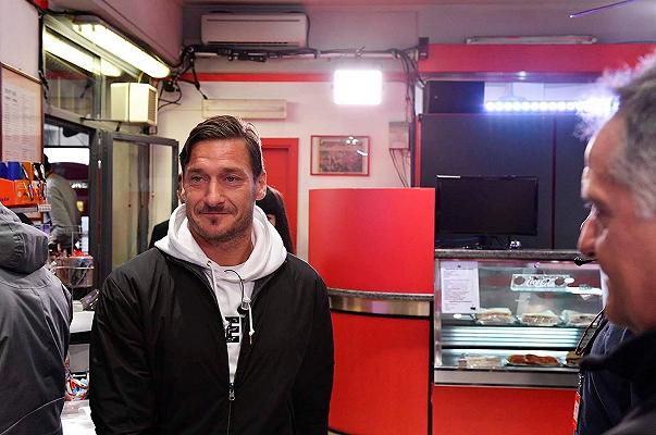 Francesco Totti in fila per un’insalata di riso: a quanto pare c’è da stupirsi