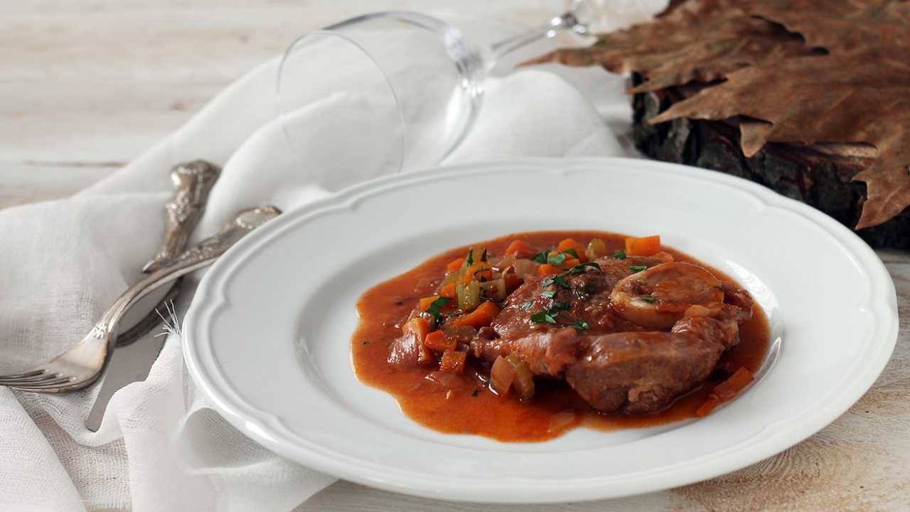 Ossobuco al pomodoro, vino rosso e verdure