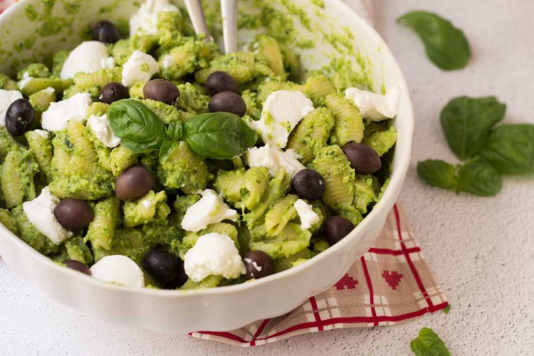 Pasta fredda al pesto di zucchine, caprino e olive