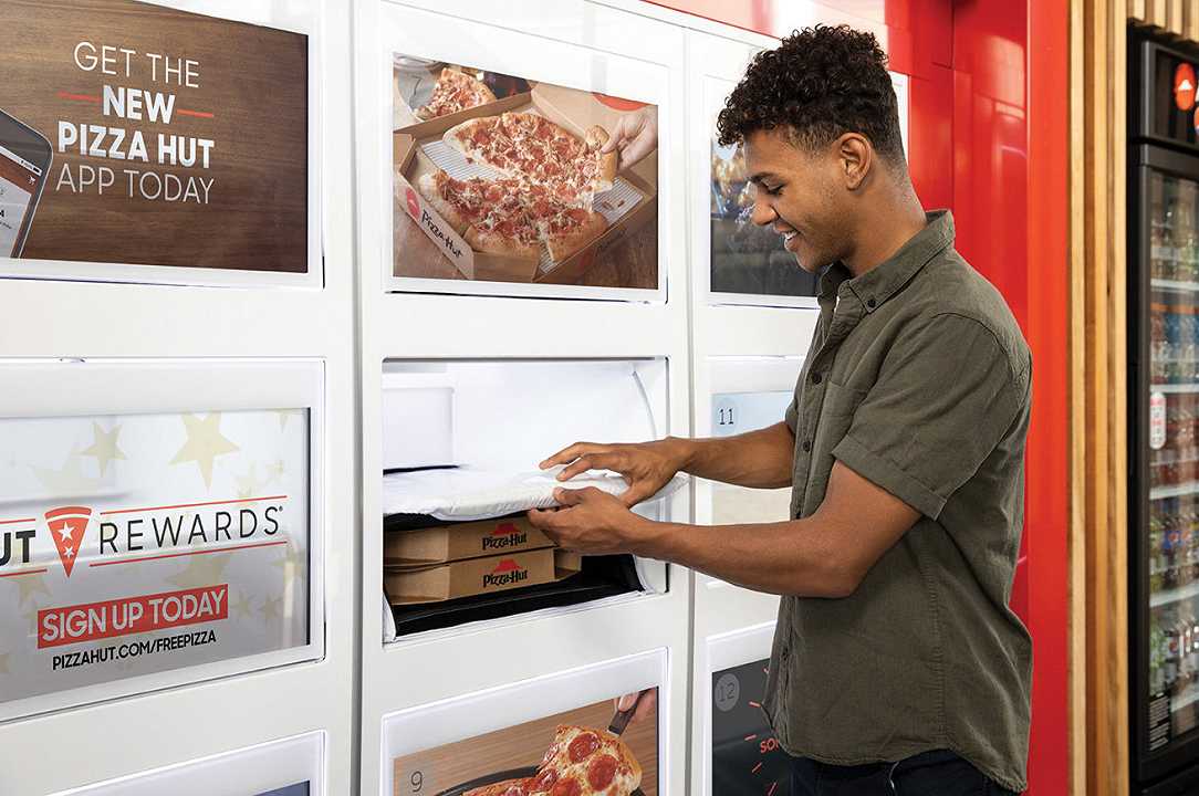 Pizza Hut lancia armadietti touchscreen: i clienti ritirano l’ordine in autonomia