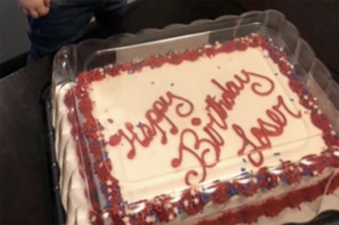 Torta di compleanno delude la festeggiata: sopra c’è scritto Happy Birthday Loser (perdente)