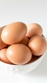 Aggiungi uova a fette e insalata