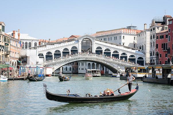 Venezia, turisti si preparavano un caffè a Rialto: multati