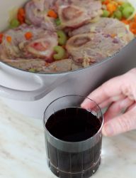 vino aggiunto agli ossibuchi