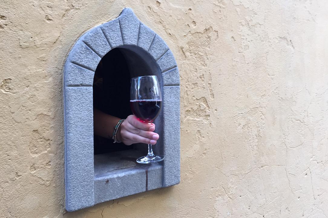 A Firenze hanno riaperto una delle storiche buchette del vino: ecco cosa sono