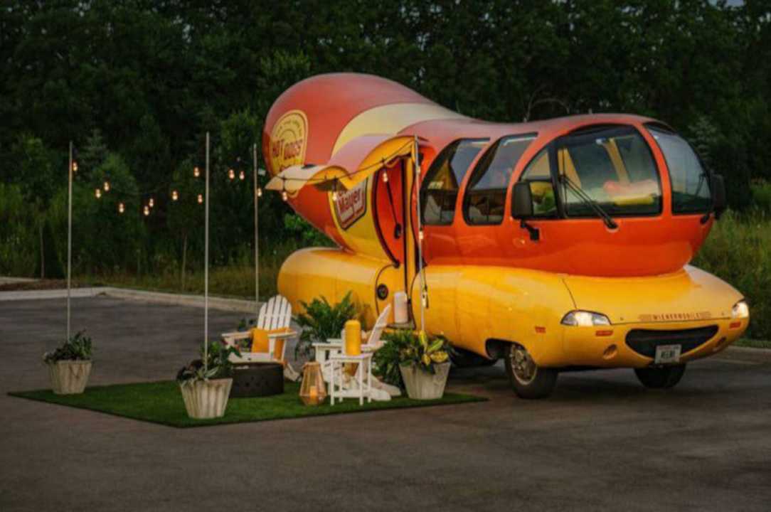 Heinz: una sua auto a forma di hot dog diventa un alloggio AirBnB
