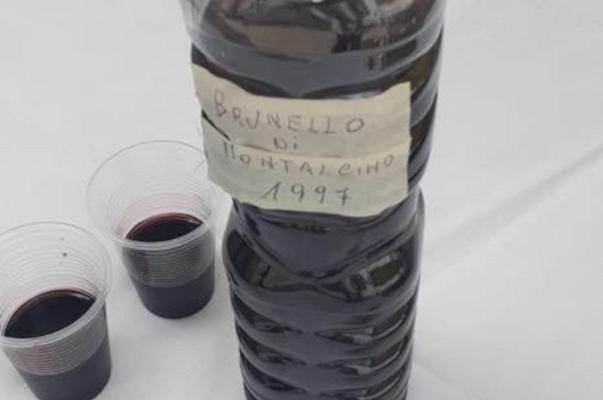 Li-Jalantuùmene a Monte Sant’Angelo: multa per vino nel vetro, ma la polizia si è confusa