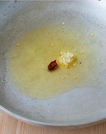 Fate rosolare l'aglio e il peperoncino
