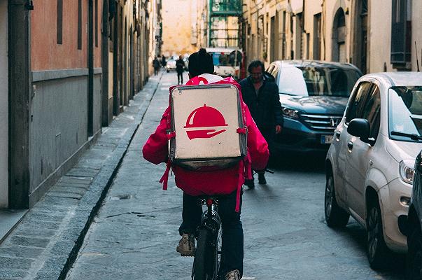 Torino, fioccano le multe ai rider: biciclette senza luci