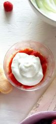 crema di yogurt messa nel tiramisù