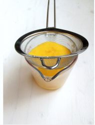 filtraggio della crema di pomodoro