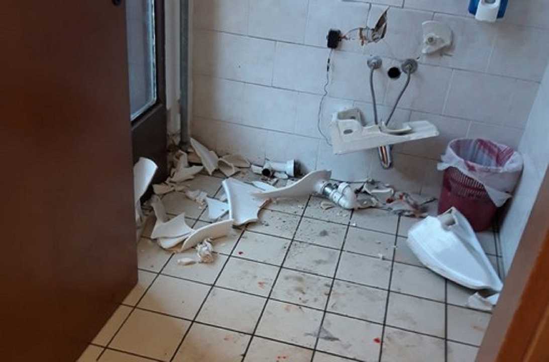 Ladro di formaggio distrugge il bagno del supermercato in cui stava rubando