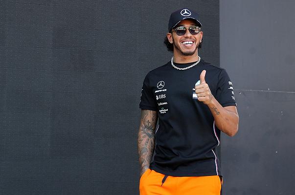 Formula 1: Lewis Hamilton lancia Neat Burger, catena di hamburger vegani