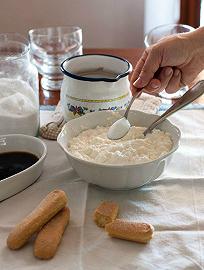 Mescolate ricotta e zucchero