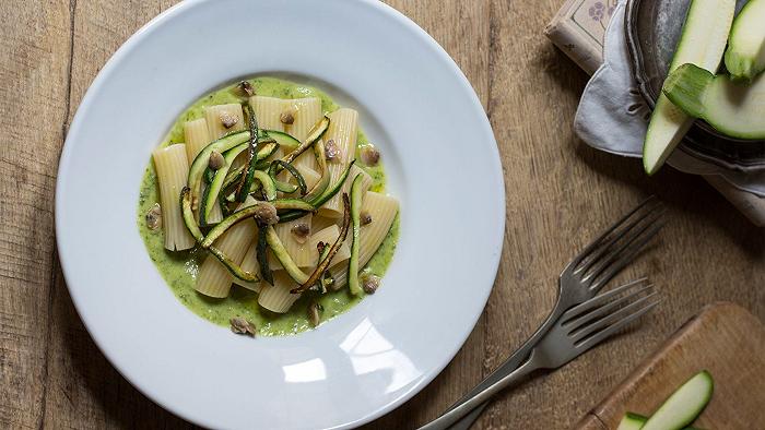 Pasta con vongole e zucchine, la ricetta primaverile di mare e terra