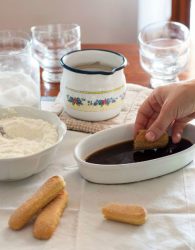savoiardi inzuppati nel caffè