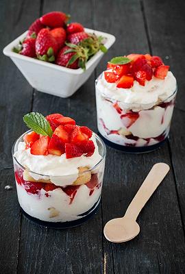 tiramisu-fragole-senza-uova-porzione