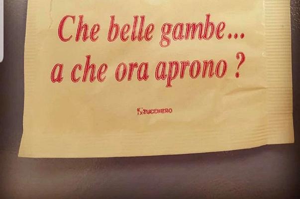 Taranto: bustina di zucchero sessista in un bar, il web insorge