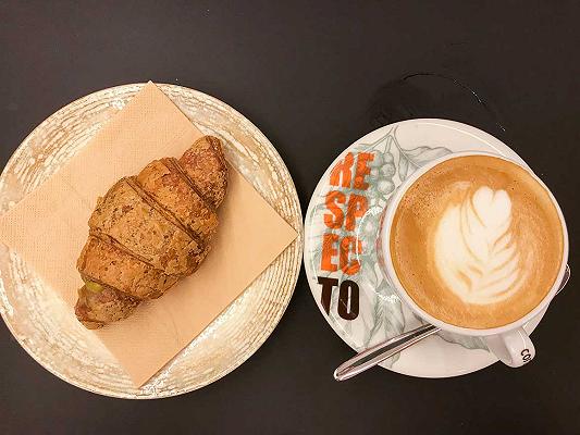 cappuccino e croissant senza glutine