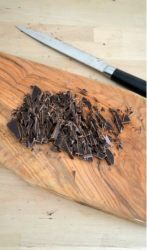 cioccolato tritato sul tagliere