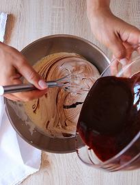 Unite il cioccolato alle uova