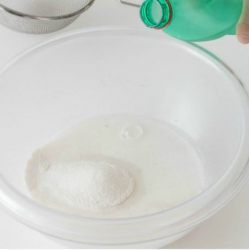 farina con acqua in ciotola