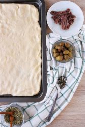impasto focaccia stesa nello stampo
