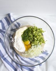 ingredienti frittelle di zucchine mescolati nella ciotola