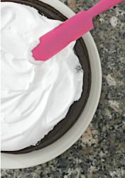 meringa spalmata sulla torta