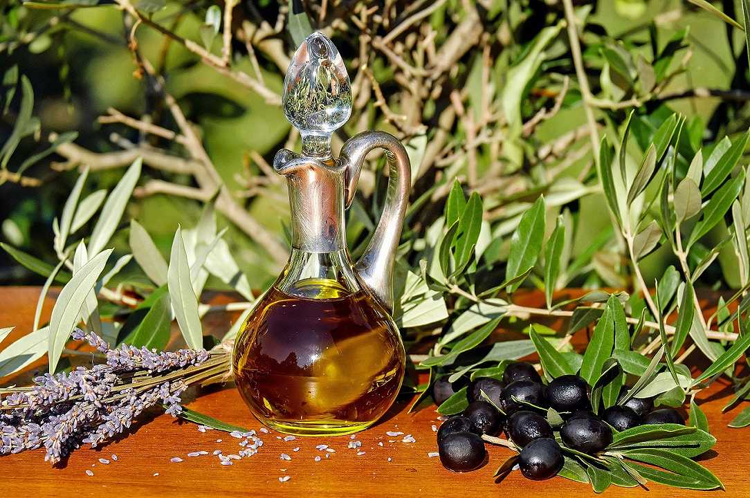 Olio di oliva contraffatto: mettevano la clorofilla nell’olio di semi