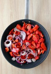 peperoni, pomodori e cipolla in padella
