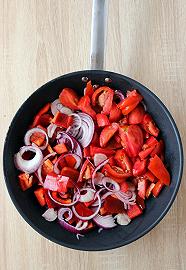 Cuocete cipolle, pomodori e peperoni