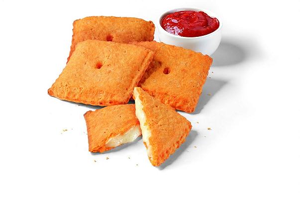 Pizza Hut: arriva lo Stuffed Cheez-it Pizza, cracker di pizza ripieno di formaggio