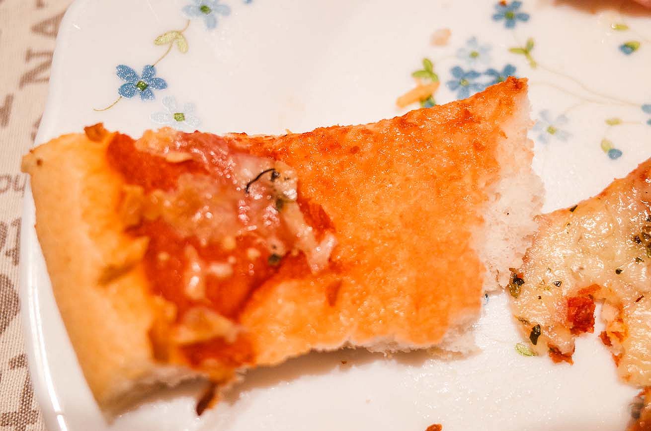 pizza-senza-glutine-surgelata-Buitoni-cotta-condimento-staccato