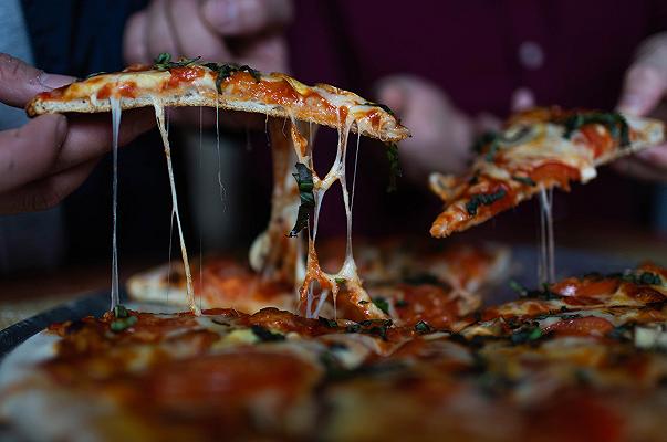 Pizza surgelata al tonno contiene pezzi di plastica: lotto tedesco richiamato