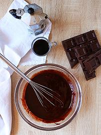 Preparate la salsa al cioccolato