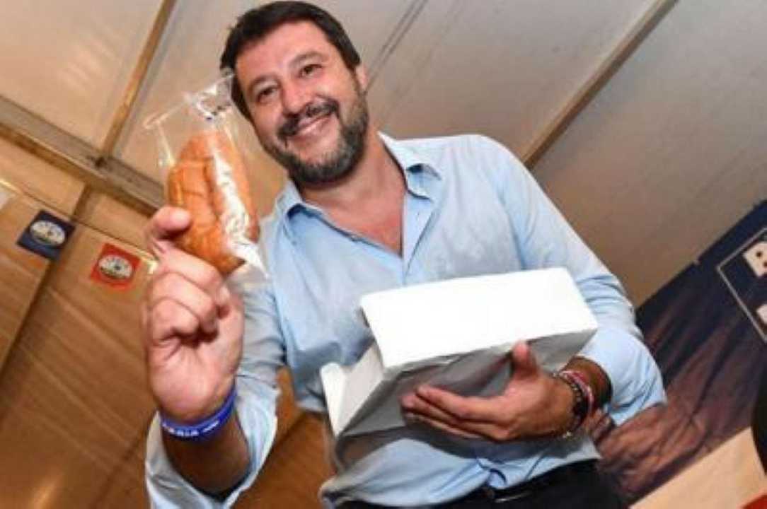 Matteo Salvini lancia merendine dal palco di Genova per “resistere” alle tasse