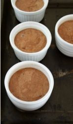 soufflè al cioccolato crudi negli stampi
