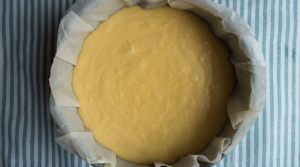 torta nello stampo prima della cottura