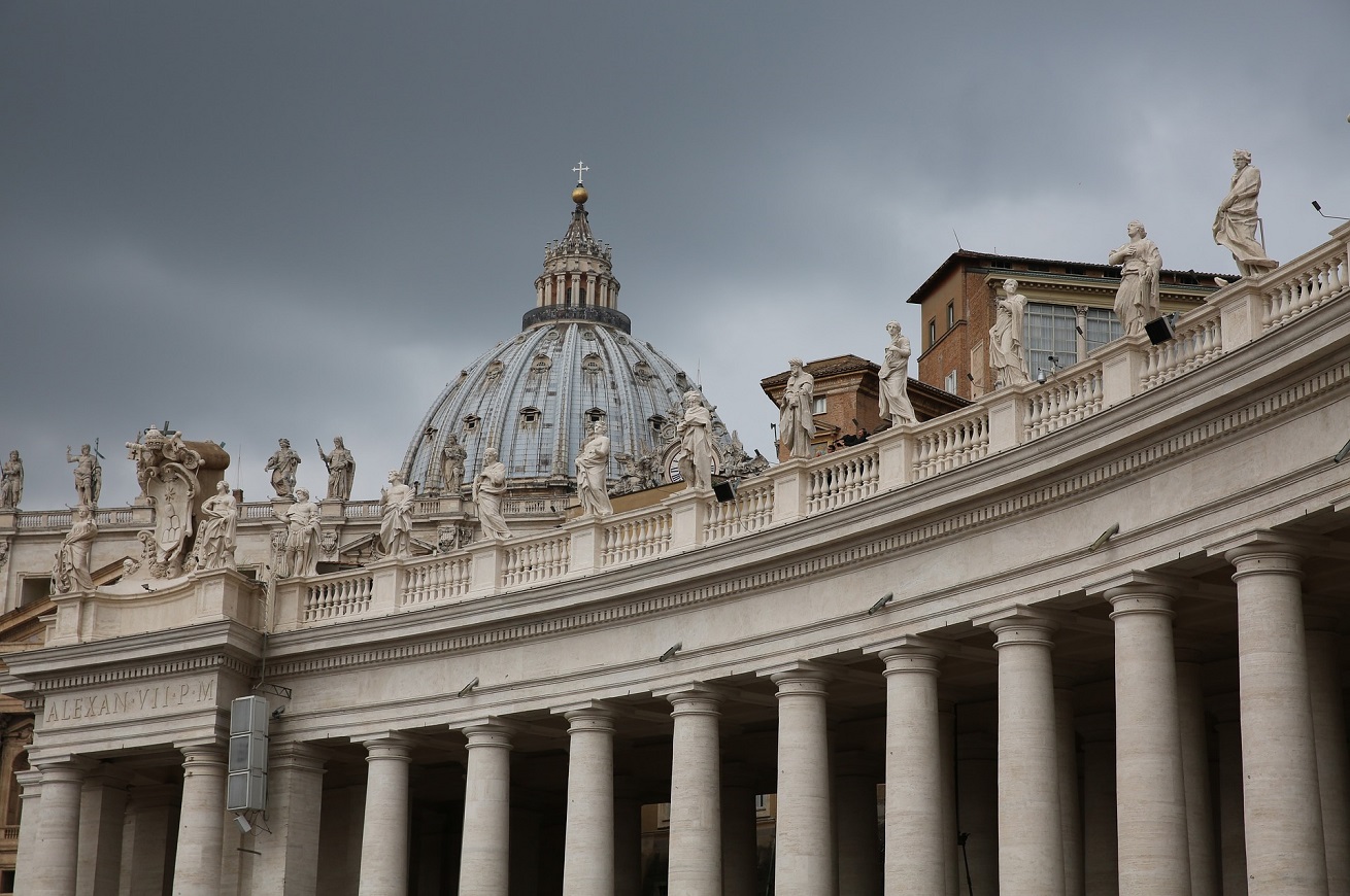 Non bastano i Santi in Paradiso: chiude il centro commerciale Vaticano (food hall compresa)