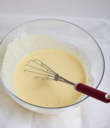 crema per cheesecake nella ciotola con frusta